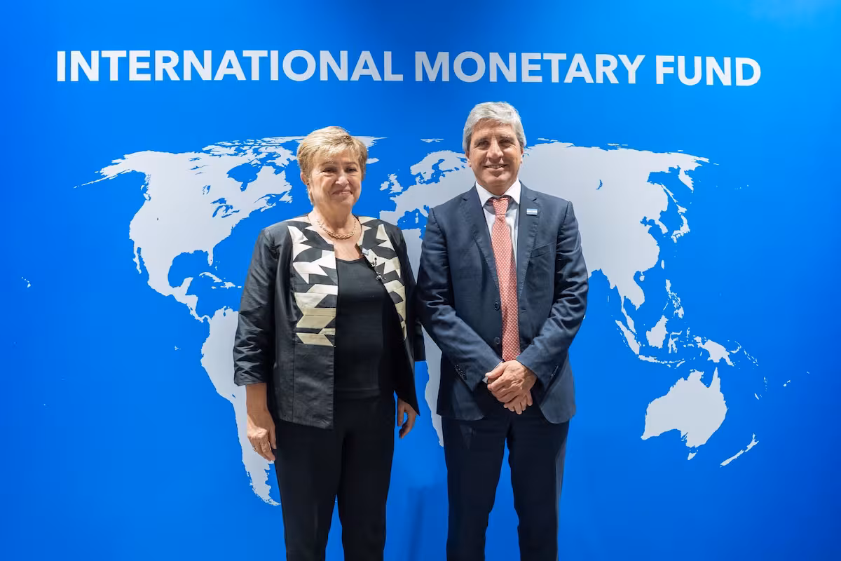 Caputo se reunió en Bangkok con Georgieva mientras avanza la revisión del FMI y podría liberarse un desembolso de US$869 millones