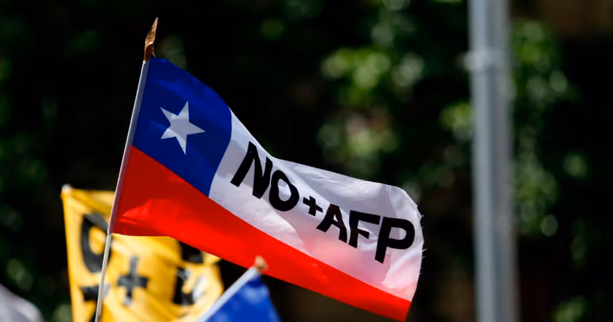 Gobierno chileno propone posponer jubilaciones ante pérdidas en fondos conservadores; la Superintendencia investiga a AFP