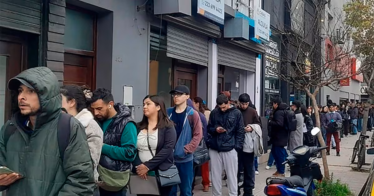 Filas kilométricas para conseguir empleo en Mar del Plata: ofertan 70 puestos y la ciudad acumula desocupación elevada