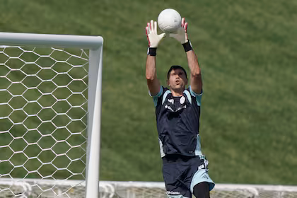 Dibu Martínez mostró la secuela de su dedo fracturado y confirmó su regreso a la selección para noviembre