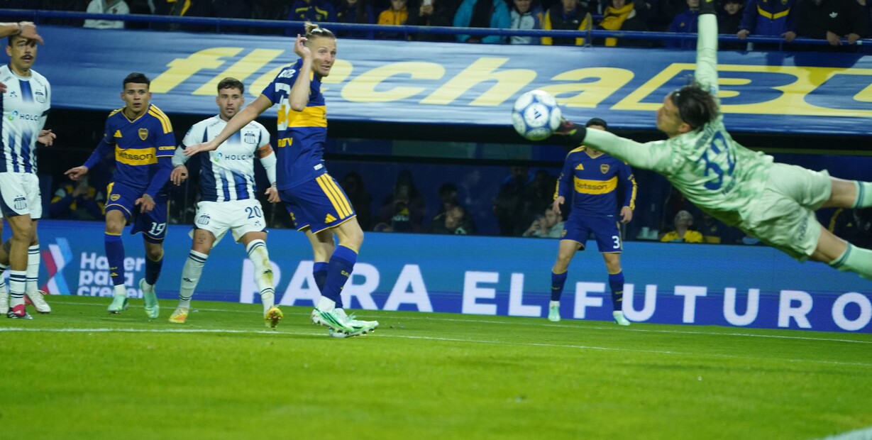 Boca se reacomoda tras la caída y lidera la tabla anual con un gol de Flores; va por todo en la temporada