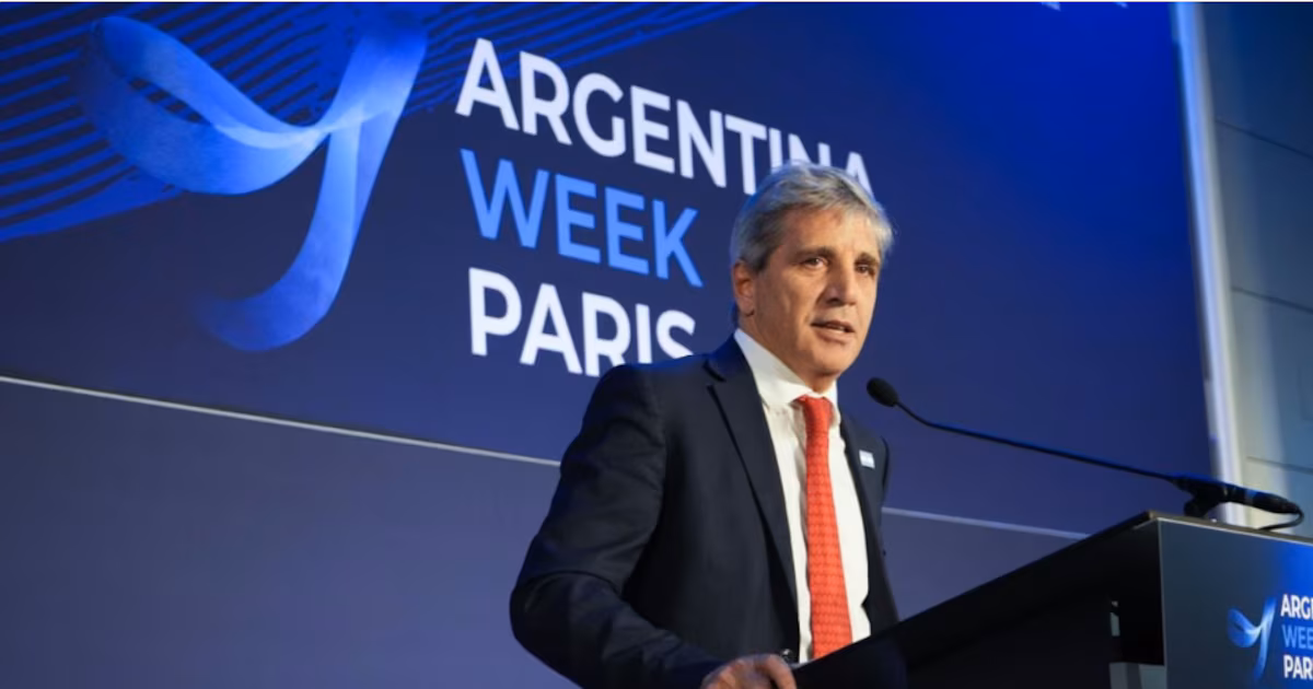 Caputo sostiene que Argentina no está en recesión, pero crece más lento por shocks externos y factores electorales
