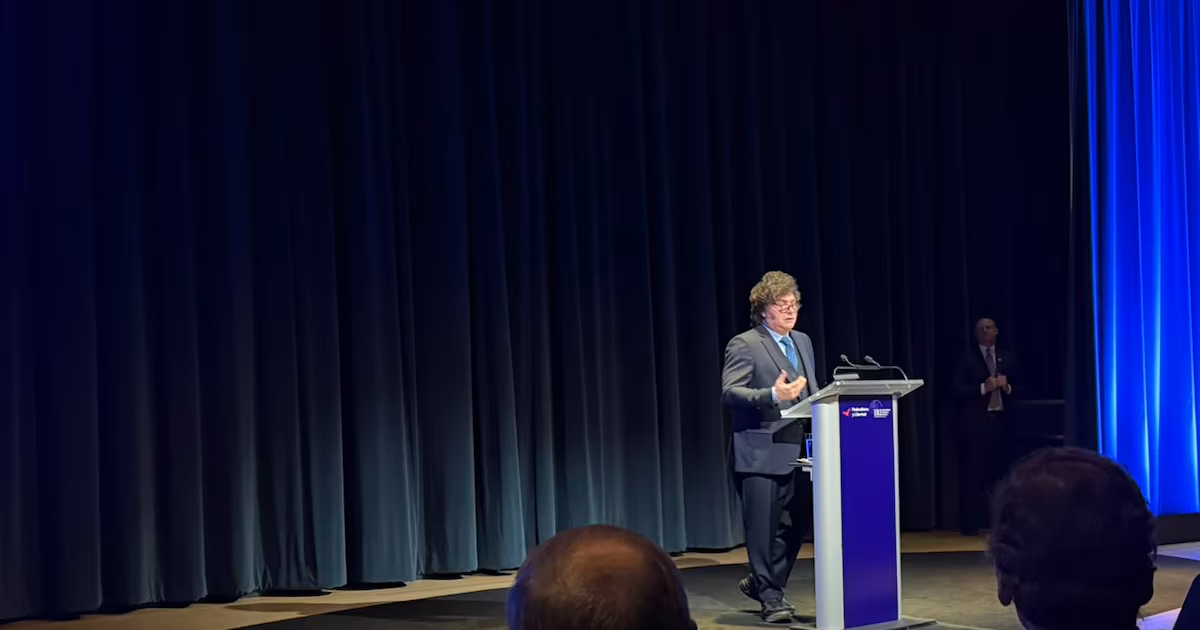 Milei expone en Nueva York su plan económico, ataca al peronismo y destaca mejoras de deuda y gasto