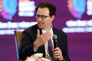 Dario Amodei propone pausar el desarrollo de IA y recibe apoyo de Altman y Musk