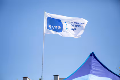 Dos grupos locales disputan AySA, la privatización más grande en marcha
