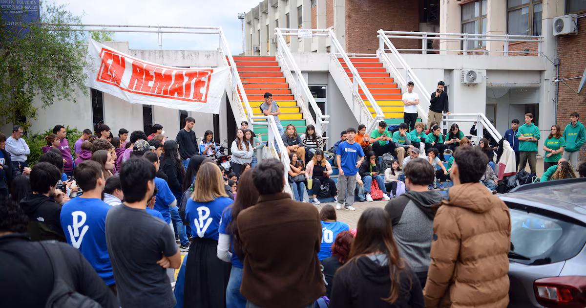Tomas en Humanidades y Ciencia Política de la UNR por 24 horas para exigir financiamiento universitario