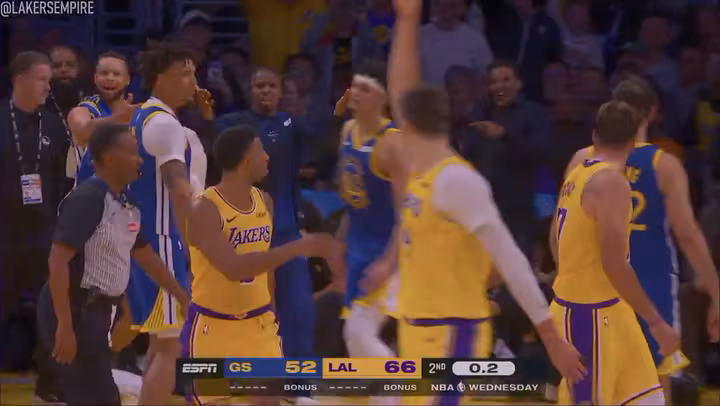 Doncic convirtió un triple desde mitad de cancha y provocó a Lendeborg en el estreno de los Lakers ante Warriors