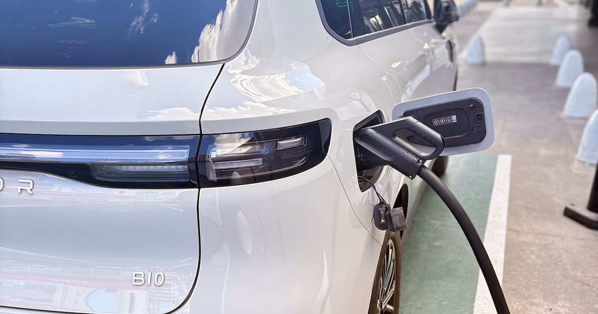 Cargar autos eléctricos e híbridos en casa: costos, tiempos y lo que se necesita para instalar la infraestructura
