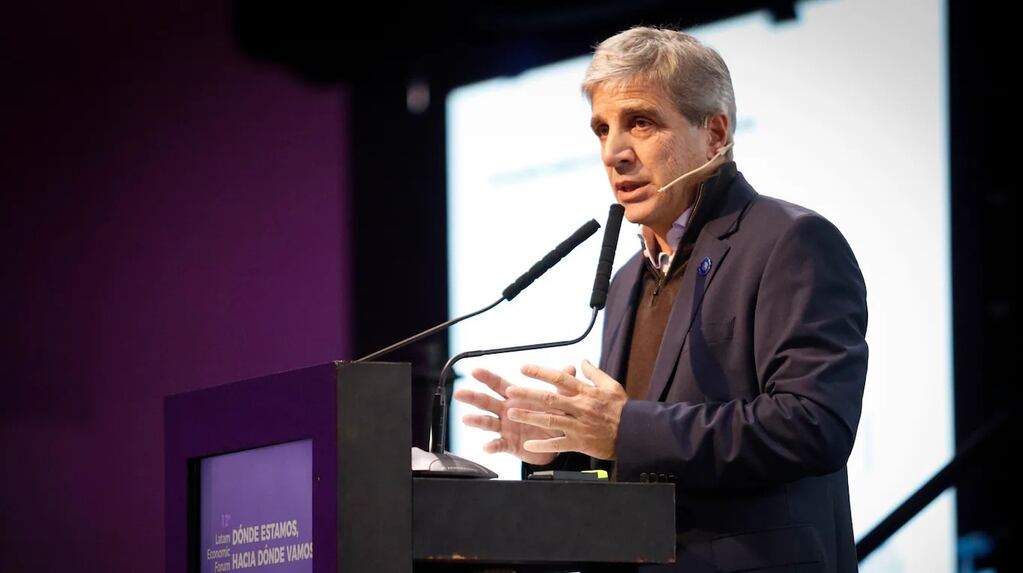 Caputo afirmó que las inversiones del RIGI aportan previsibilidad y buscan estabilizar el tipo de cambio; primera ronda de negocios en Rosario