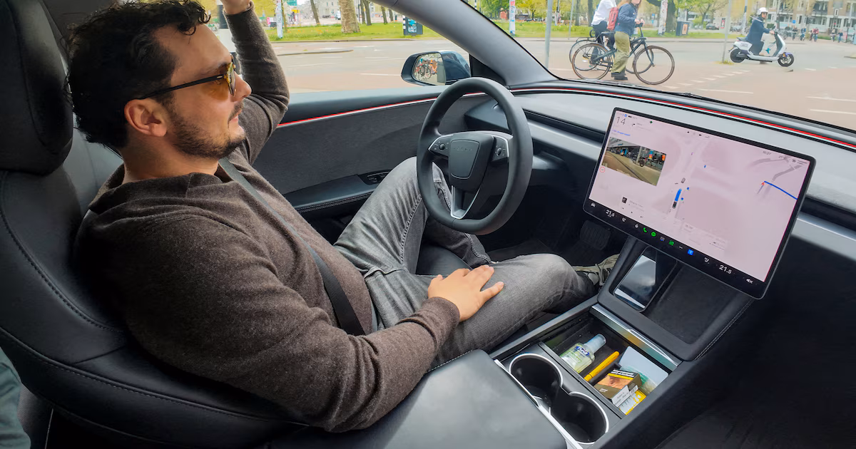 Un conductor de 22 años se duerme con el piloto automático de un Tesla y choca contra un patrullero en California