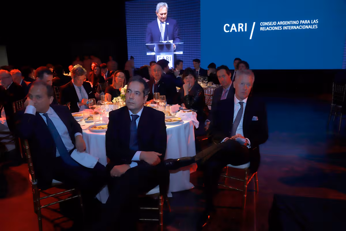 Quirno cuestionó la política británica sobre Malvinas y resaltó un giro regional en Brasil durante la cena del CARI