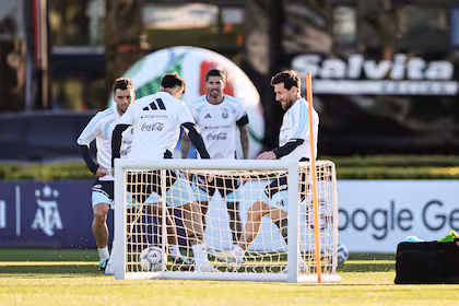 A pocas horas del adiós, Messi cerró su última práctica con la selección: nostalgia, sonrisas y dos visitas destacadas