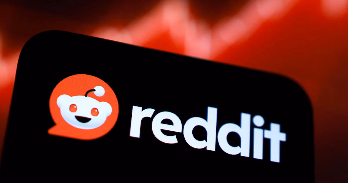 Reddit cae 29,22% en su peor día desde su IPO; Intel cae 28,58% y marca su peor jornada desde 1974