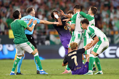 Barcelona goleó al Betis en Sevilla con Yamal como figura; Pellegrini cuestionó al árbitro y al VAR
