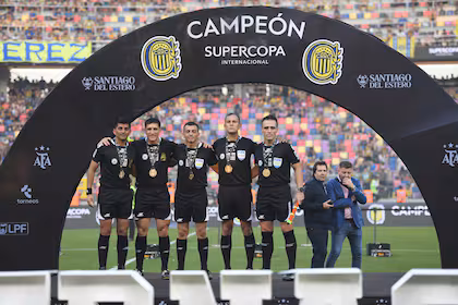Tensiones y polémica arbitral marcan la final de la Supercopa Internacional entre Central y Estudiantes