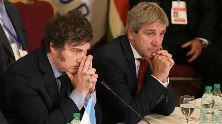 Dólar oficial, blue y riesgo país operan en terreno de alerta: el índice sube y alcanza máximos